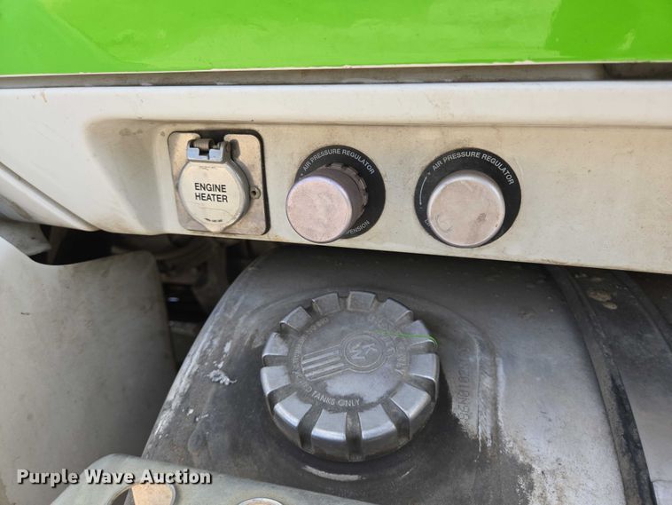 image for item DT4951 2020 Kenworth T880 semi truck