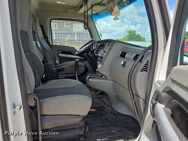 image for item DT4951 2020 Kenworth T880 semi truck