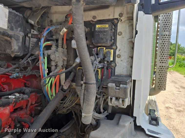 image for item DT4951 2020 Kenworth T880 semi truck