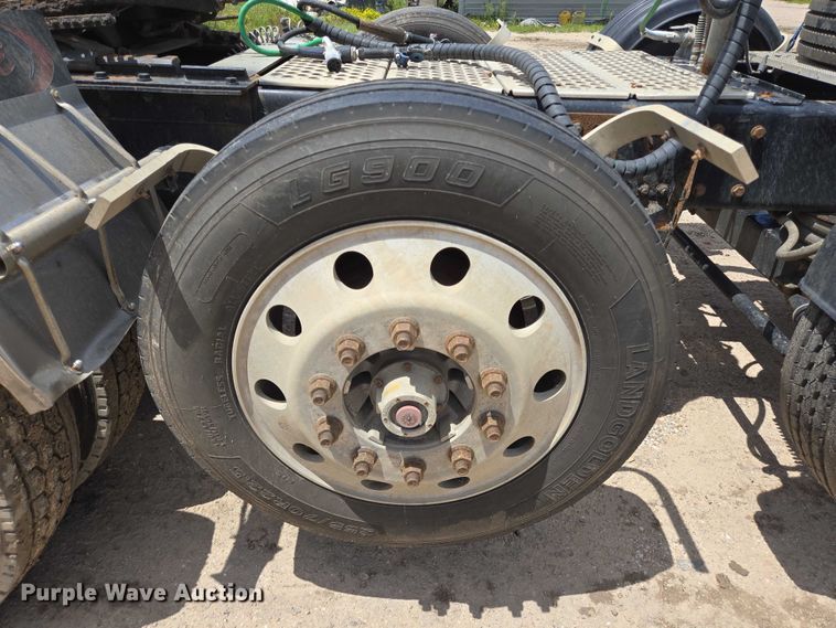 image for item DT4951 2020 Kenworth T880 semi truck