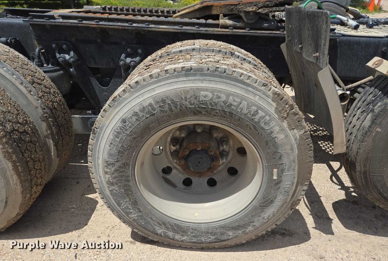 image for item DT4951 2020 Kenworth T880 semi truck