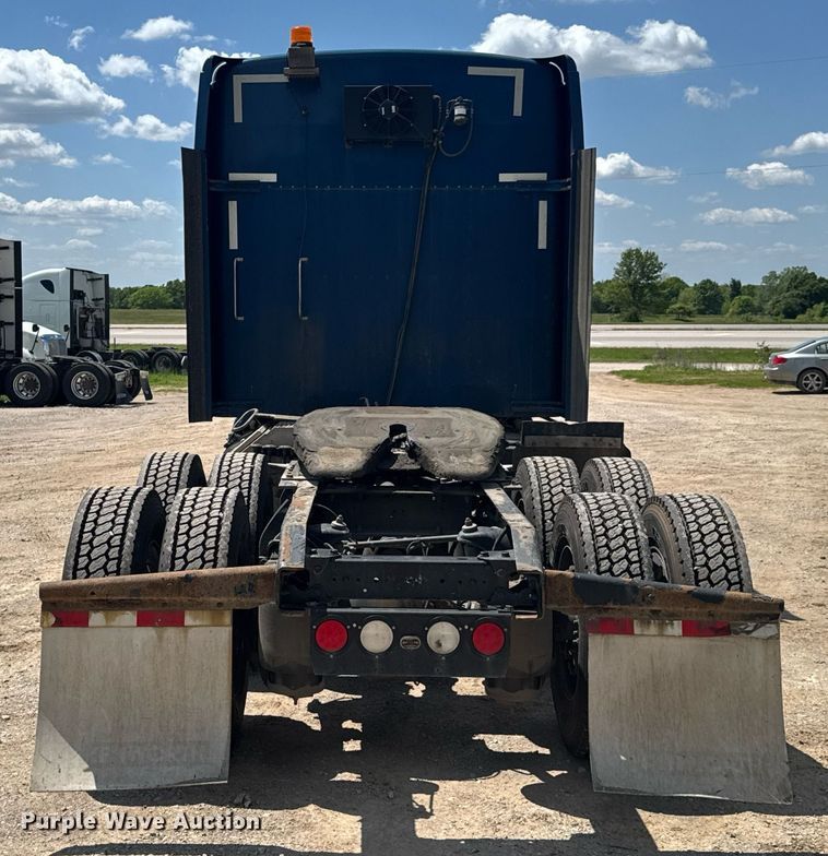 image for item DU9064 2014 Kenworth T660 semi truck