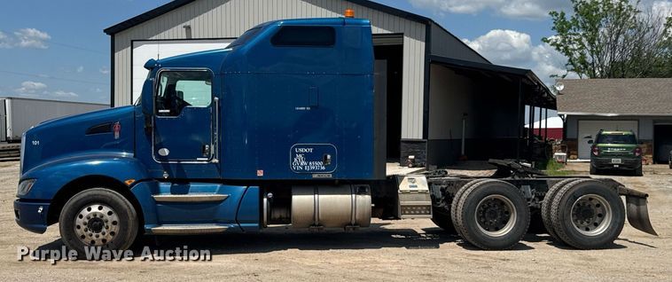 image for item DU9064 2014 Kenworth T660 semi truck