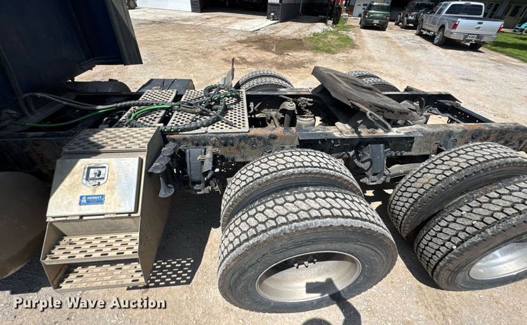 image for item DU9064 2014 Kenworth T660 semi truck