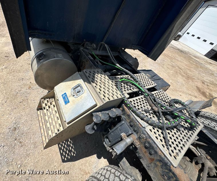 image for item DU9064 2014 Kenworth T660 semi truck