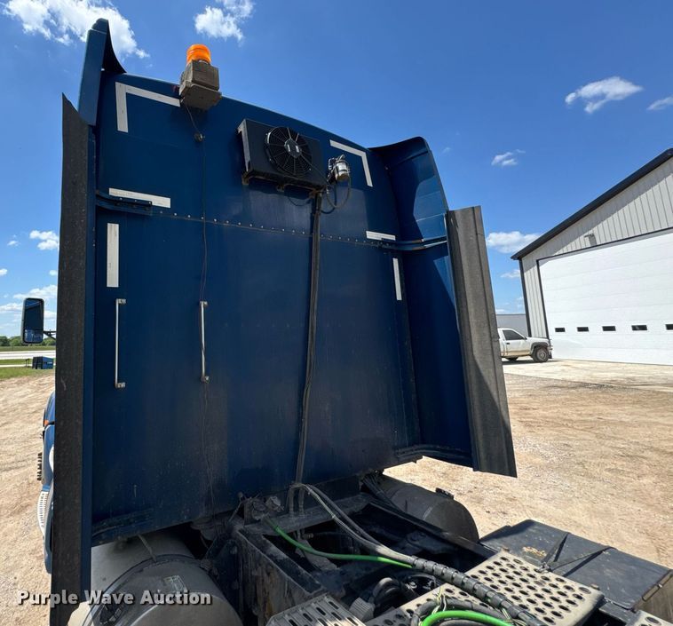 image for item DU9064 2014 Kenworth T660 semi truck