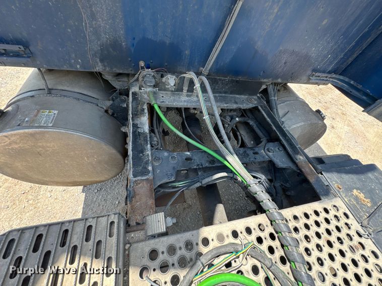 image for item DU9064 2014 Kenworth T660 semi truck