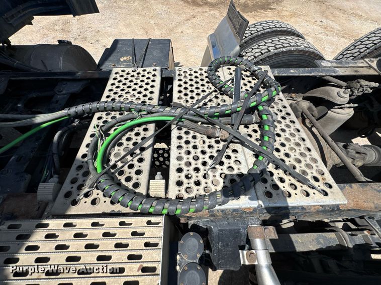 image for item DU9064 2014 Kenworth T660 semi truck