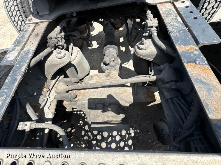 image for item DU9064 2014 Kenworth T660 semi truck