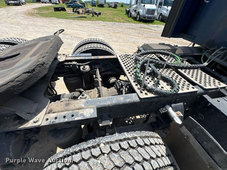 image for item DU9064 2014 Kenworth T660 semi truck