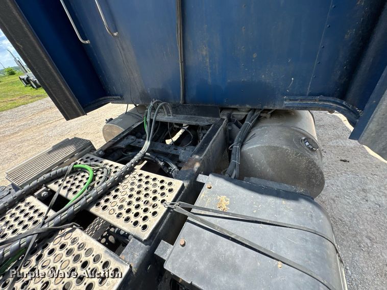 image for item DU9064 2014 Kenworth T660 semi truck