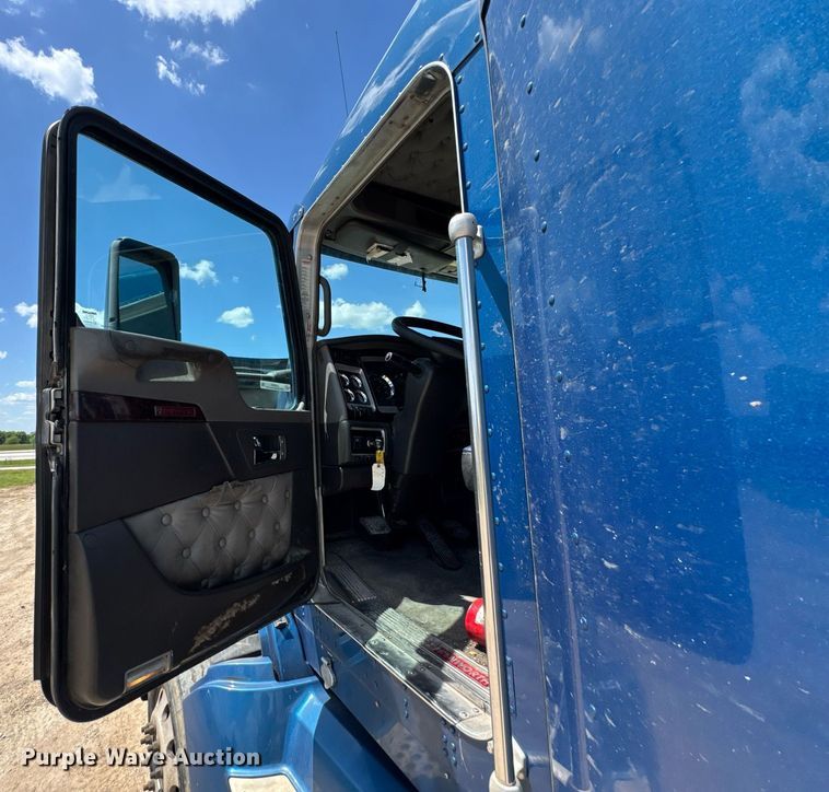 image for item DU9064 2014 Kenworth T660 semi truck