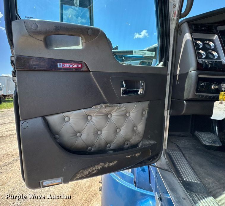 image for item DU9064 2014 Kenworth T660 semi truck