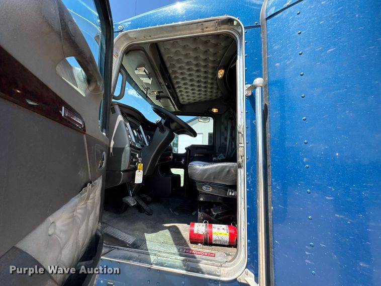 image for item DU9064 2014 Kenworth T660 semi truck