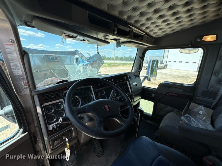 image for item DU9064 2014 Kenworth T660 semi truck