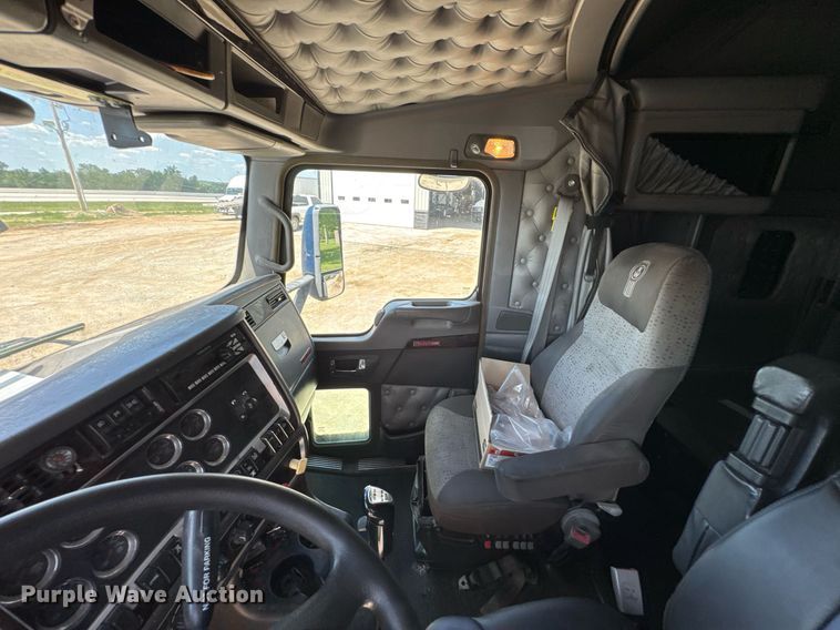 image for item DU9064 2014 Kenworth T660 semi truck
