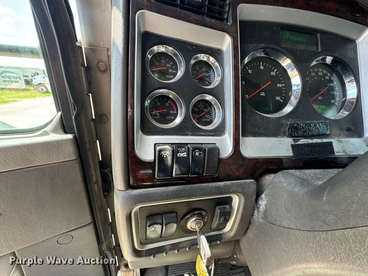 image for item DU9064 2014 Kenworth T660 semi truck