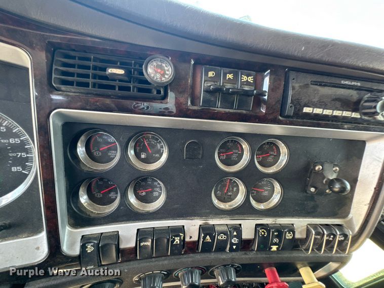 image for item DU9064 2014 Kenworth T660 semi truck