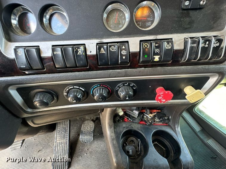 image for item DU9064 2014 Kenworth T660 semi truck