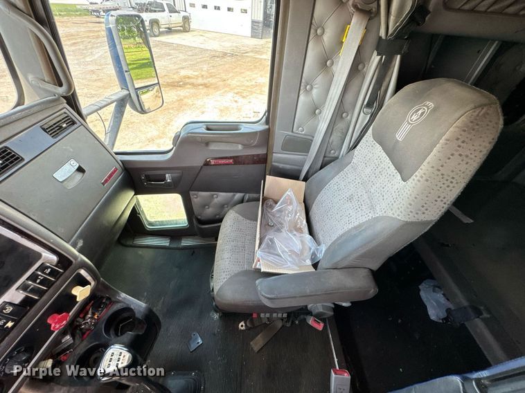 image for item DU9064 2014 Kenworth T660 semi truck