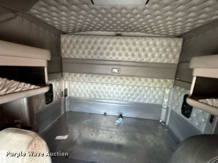 image for item DU9064 2014 Kenworth T660 semi truck