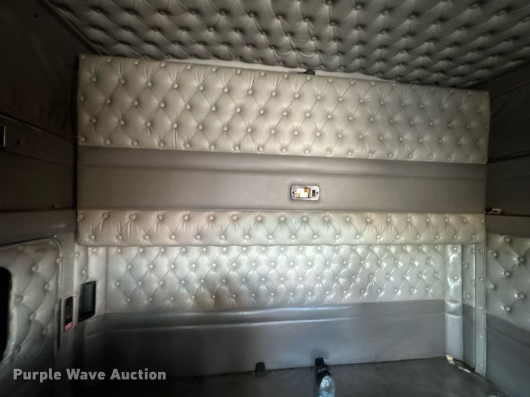 image for item DU9064 2014 Kenworth T660 semi truck