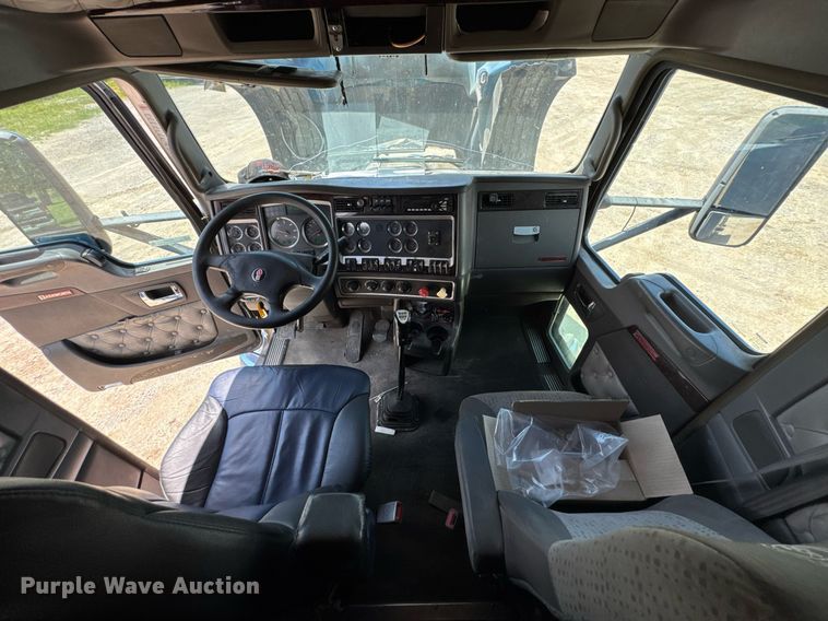 image for item DU9064 2014 Kenworth T660 semi truck