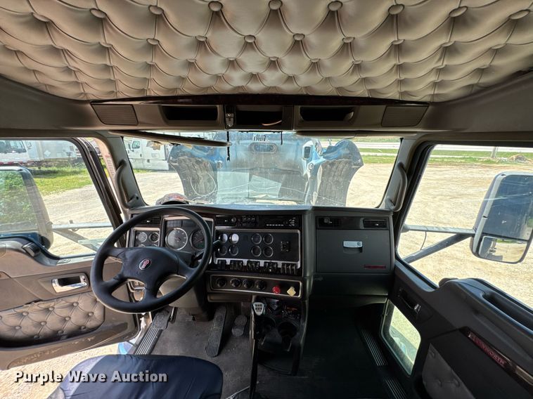 image for item DU9064 2014 Kenworth T660 semi truck