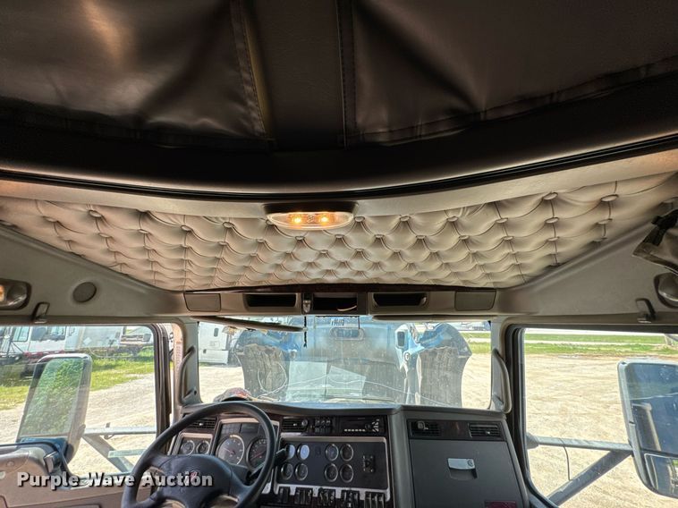 image for item DU9064 2014 Kenworth T660 semi truck