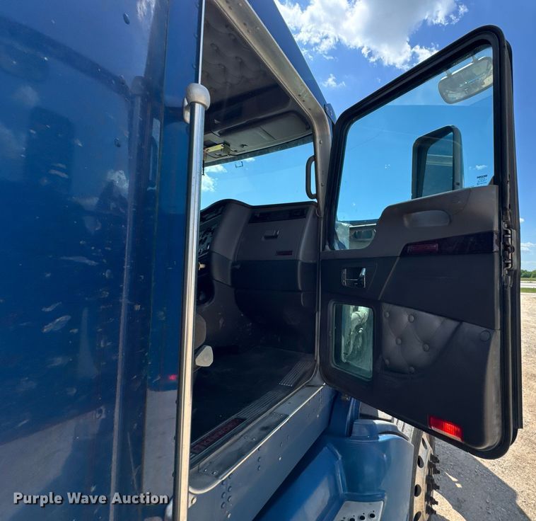 image for item DU9064 2014 Kenworth T660 semi truck