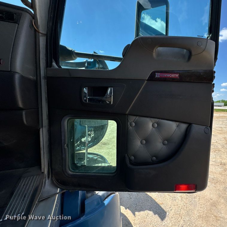 image for item DU9064 2014 Kenworth T660 semi truck