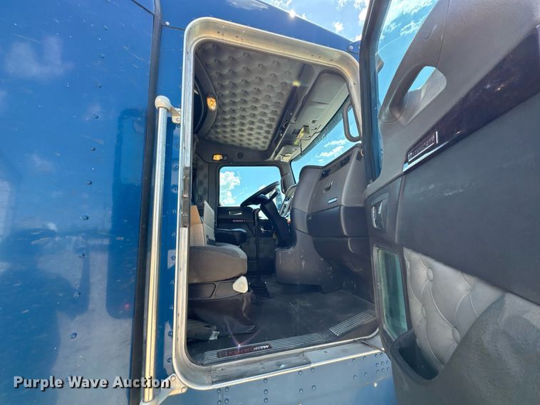 image for item DU9064 2014 Kenworth T660 semi truck