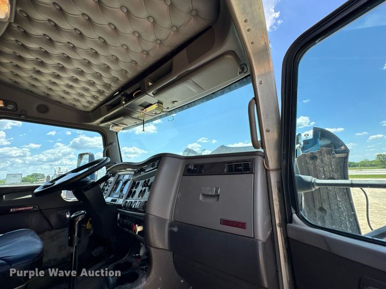 image for item DU9064 2014 Kenworth T660 semi truck