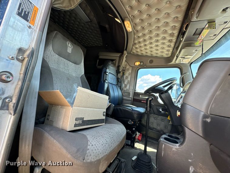 image for item DU9064 2014 Kenworth T660 semi truck