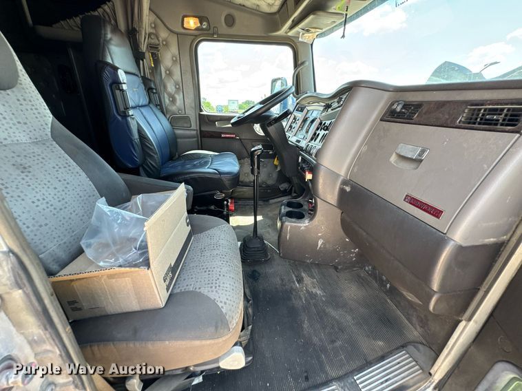 image for item DU9064 2014 Kenworth T660 semi truck