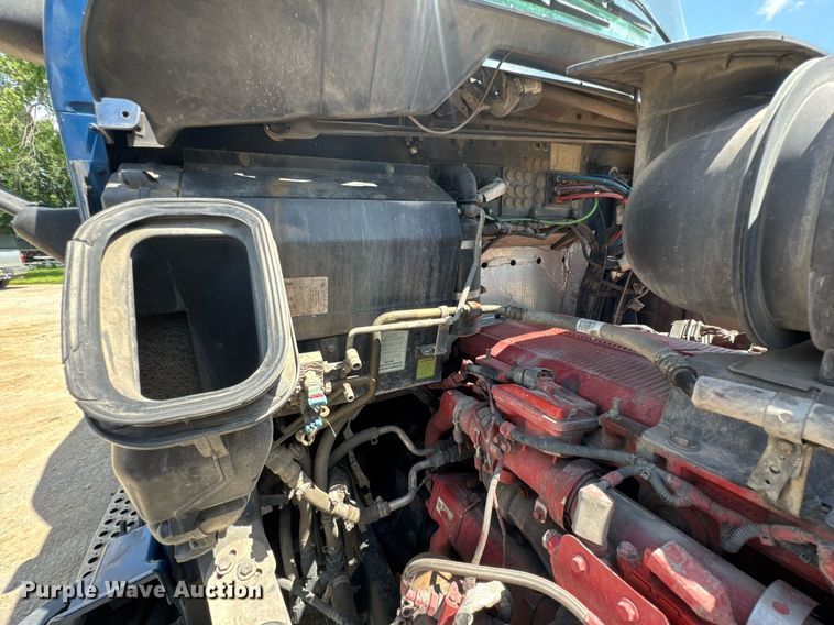 image for item DU9064 2014 Kenworth T660 semi truck