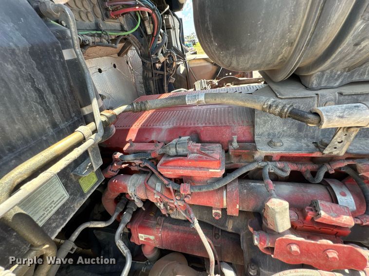 image for item DU9064 2014 Kenworth T660 semi truck