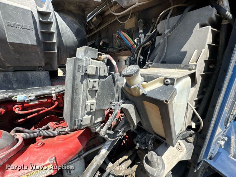 image for item DU9064 2014 Kenworth T660 semi truck