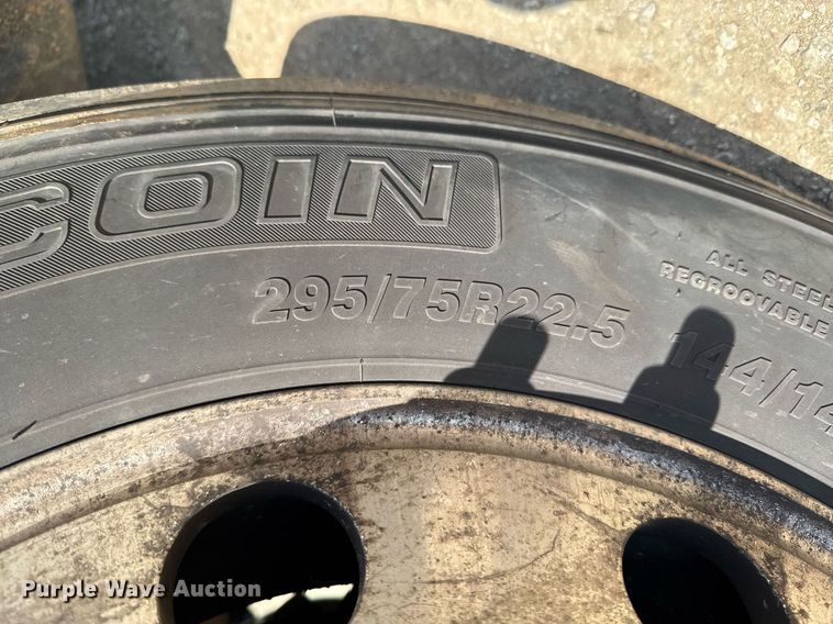 image for item DU9064 2014 Kenworth T660 semi truck