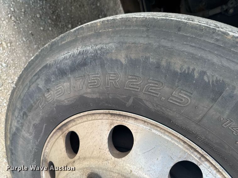 image for item DU9064 2014 Kenworth T660 semi truck