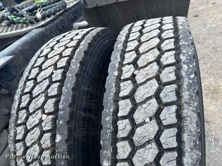 image for item DU9064 2014 Kenworth T660 semi truck