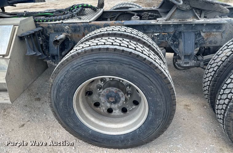 image for item DU9064 2014 Kenworth T660 semi truck