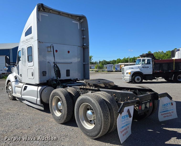 image for item DW7025 2017 Kenworth T680 semi truck