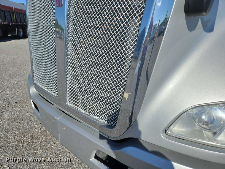 image for item DW7025 2017 Kenworth T680 semi truck