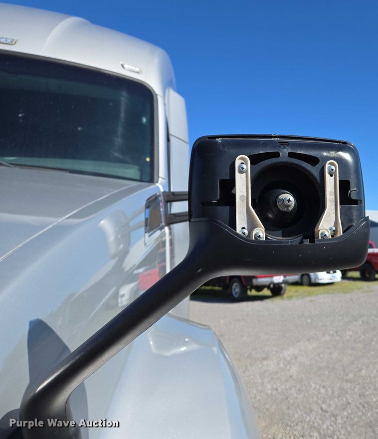 image for item DW7025 2017 Kenworth T680 semi truck