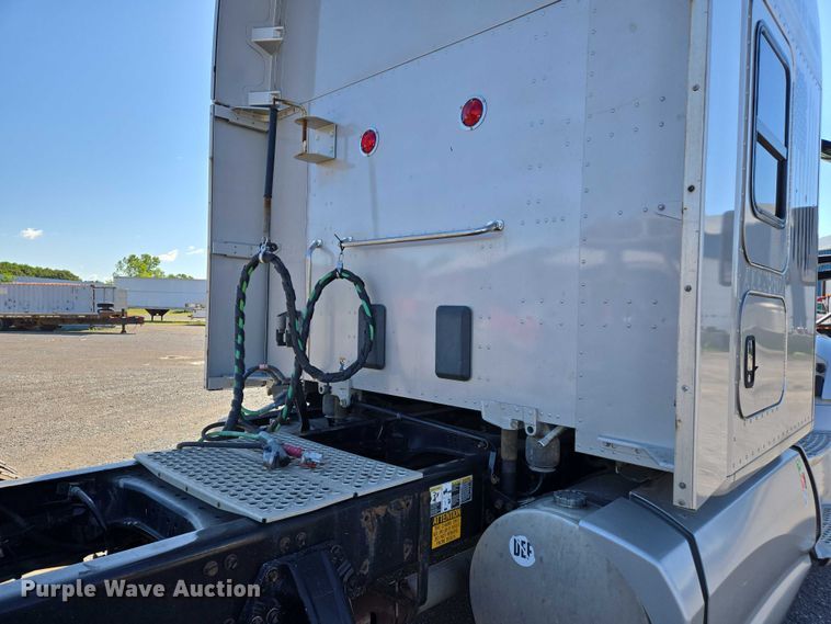 image for item DW7025 2017 Kenworth T680 semi truck