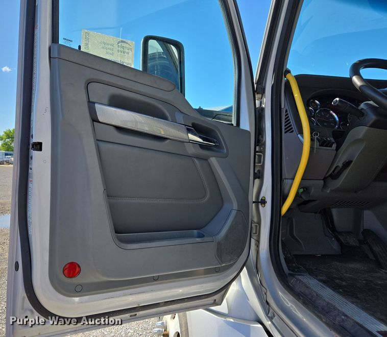 image for item DW7025 2017 Kenworth T680 semi truck