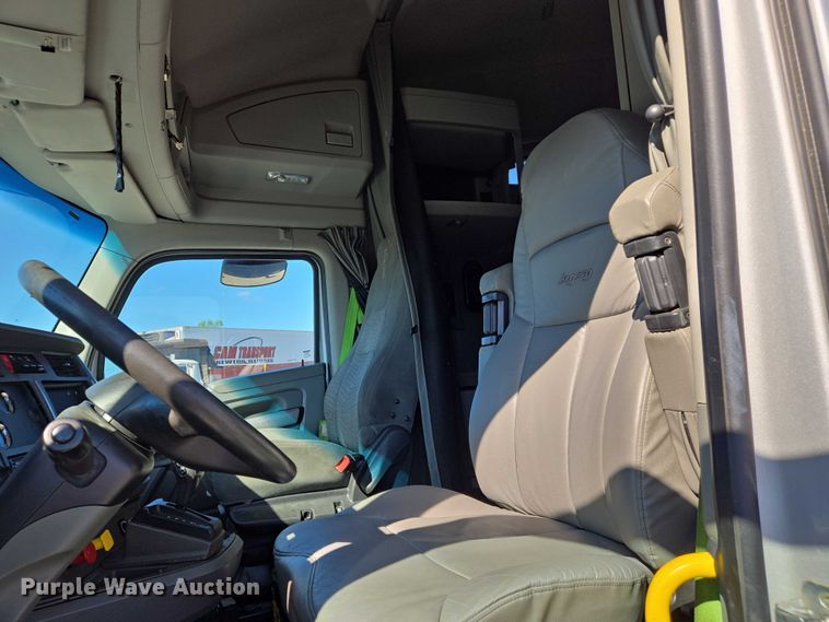 image for item DW7025 2017 Kenworth T680 semi truck