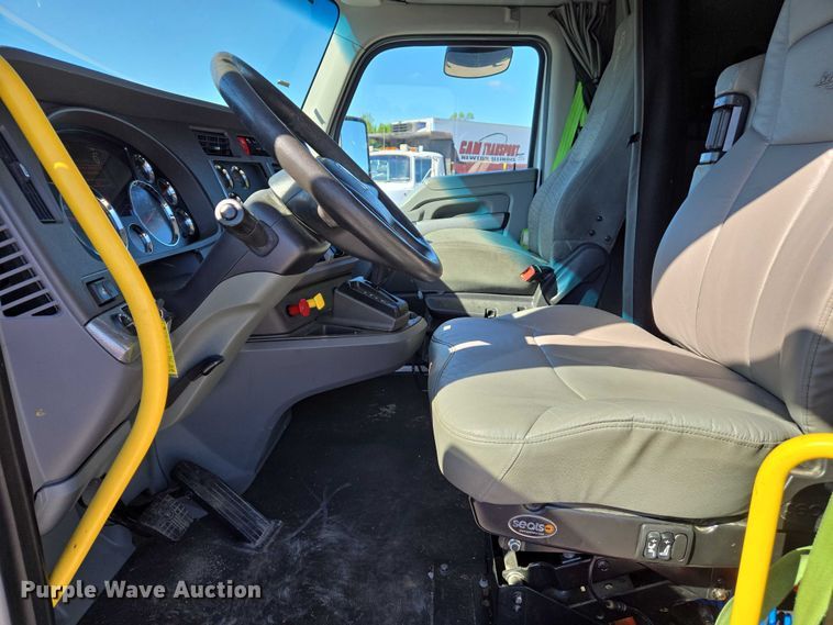 image for item DW7025 2017 Kenworth T680 semi truck