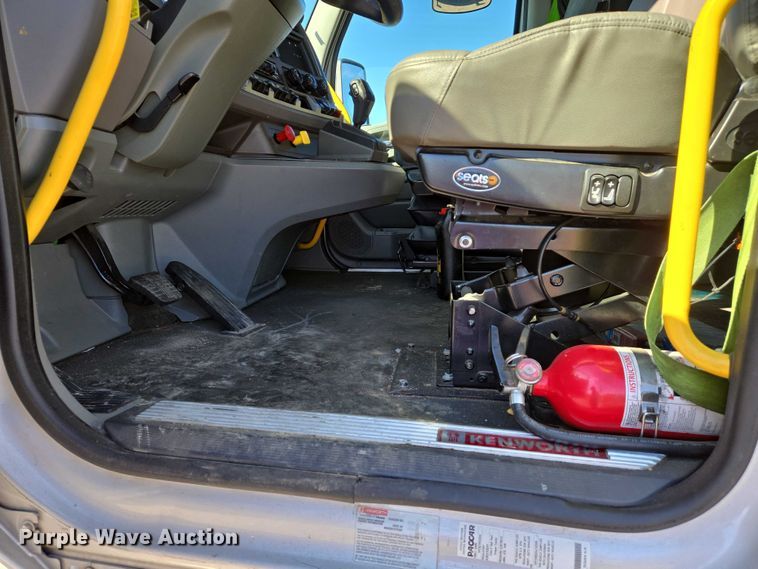 image for item DW7025 2017 Kenworth T680 semi truck